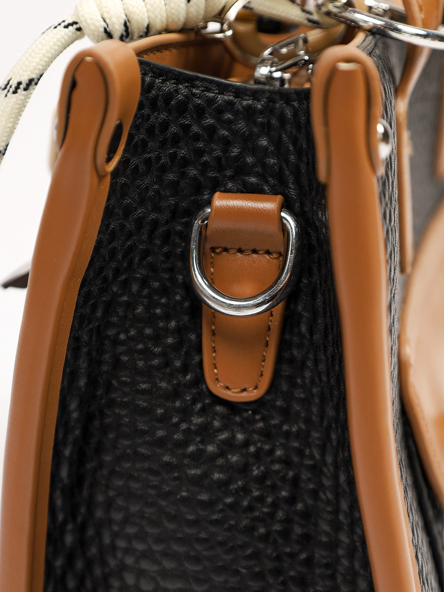 Сумка-тоут с декоративным брелком в ассортименте